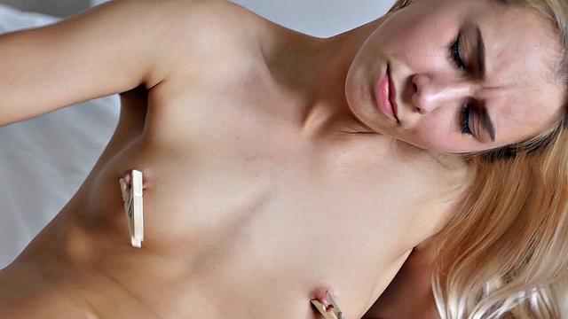 блондинка по приколу: дрочит на кровати и стебётся над болью