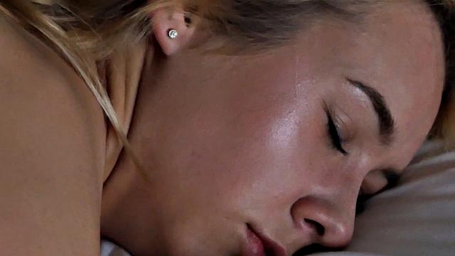 блондинка по приколу: дрочит на кровати и стебётся над болью