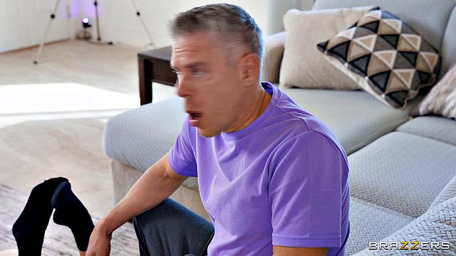 татуированная эмо соблазняет парня прямо за спиной его геймерши