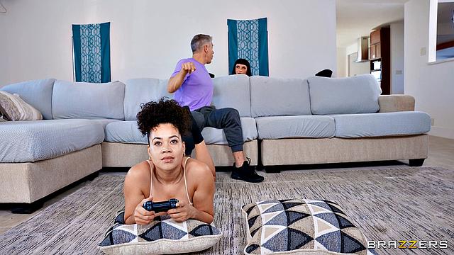 татуированная эмо соблазняет парня прямо за спиной его геймерши