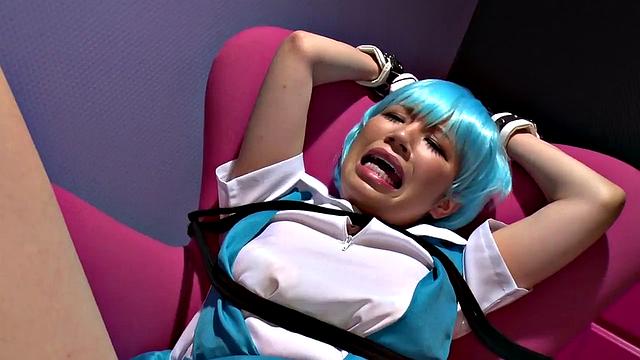 Мэй Ашикава показывает страсть и покорность в японском бондаже, играет с вибратором и пальцами, пока мокрая киска ждет нового удовольствия.