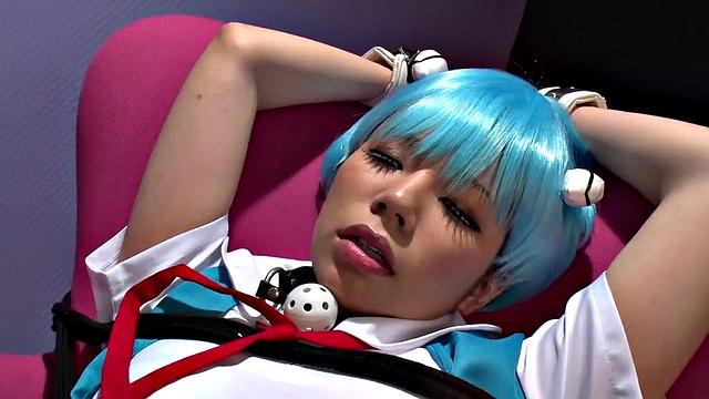 Мэй Ашикава показывает страсть и покорность в японском бондаже, играет с вибратором и пальцами, пока мокрая киска ждет нового удовольствия.