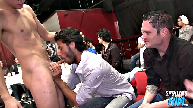 Геи-стриптизёры сосут член на вечеринке для взрослых мужчин.