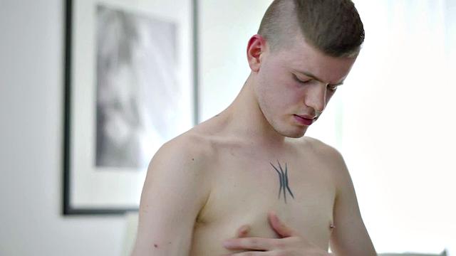 татуированный твинг дрочит и кончает себе на живот