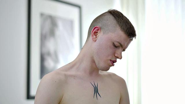 Inked twink solo jerking before cumming on stomach