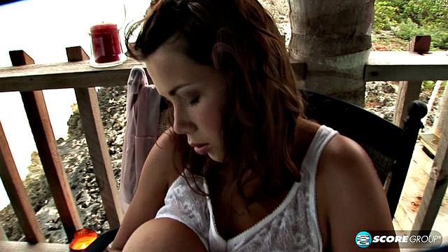 Терри Нова на жаре: двойной проход и грудь как магнит