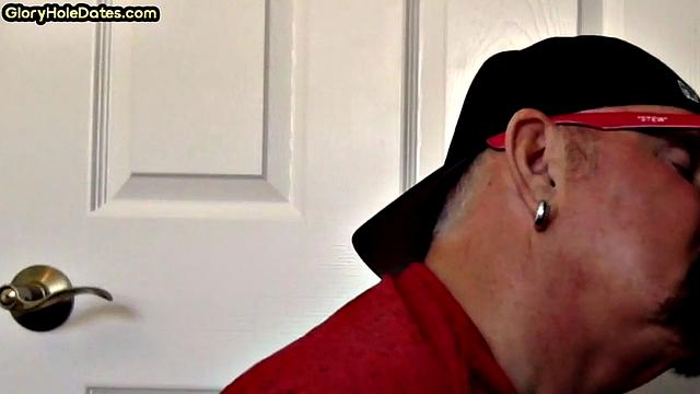 Gloryhole DILF spoils BFs cock in private closeup video