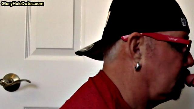 Gloryhole DILF spoils BFs cock in private closeup video