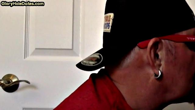 Gloryhole DILF spoils BFs cock in private closeup video