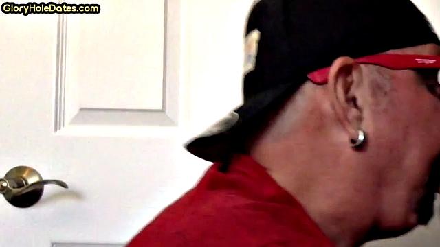 Gloryhole DILF spoils BFs cock in private closeup video