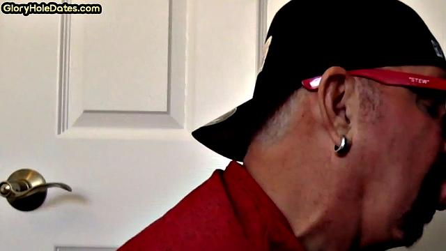 Gloryhole DILF spoils BFs cock in private closeup video