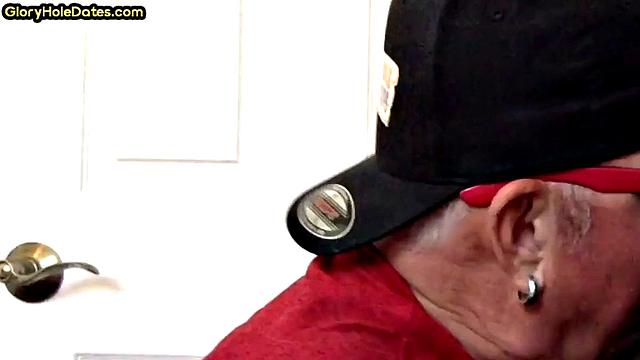 Gloryhole DILF spoils BFs cock in private closeup video