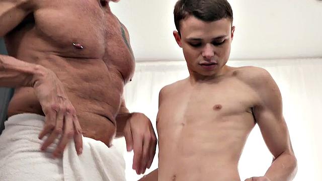 мускулистый папик принимает золотой дождь и жесткий анал от худого топа