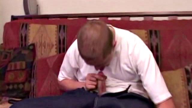 парень дрочит сам и шутит, кто зальёт полный бак