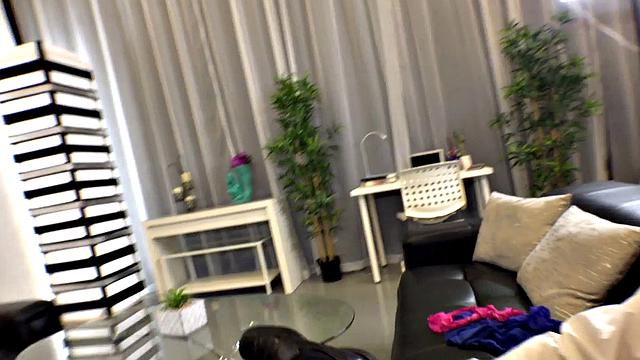 пышная alexis заводит взглядом и играет с собой на камеру