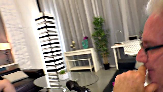 пышная alexis заводит взглядом и играет с собой на камеру