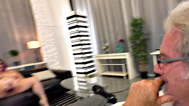 пышная alexis заводит взглядом и играет с собой на камеру