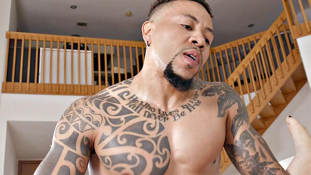 латина студентка скачет на черном члене и получает языком по всему телу