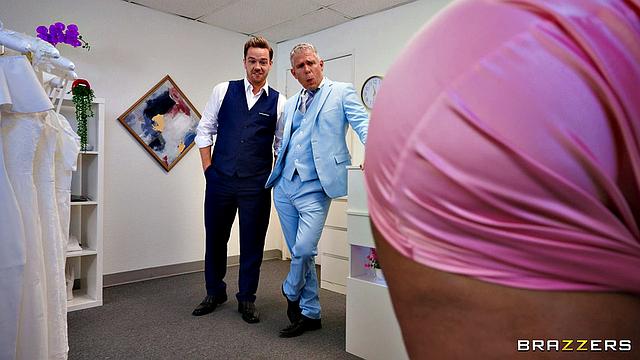 дружка трахается с женихом и свидетелем, пока невеста меряет платье