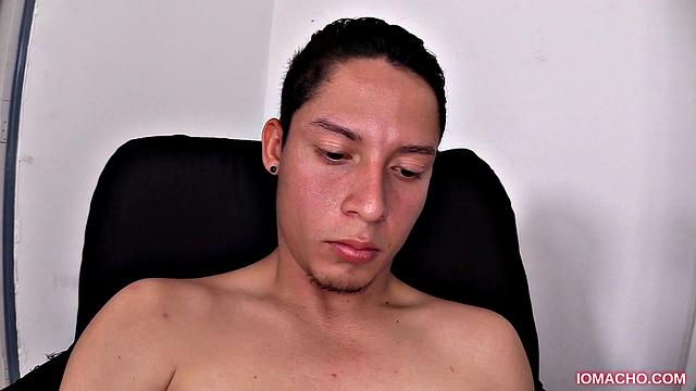 огненный чилиец дрочит свой мощный член и заливает всё спермой