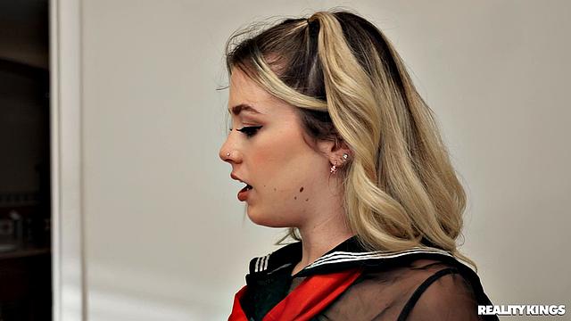 Стримящая мачеха затягивает падчерицу в бешеный трах втроем