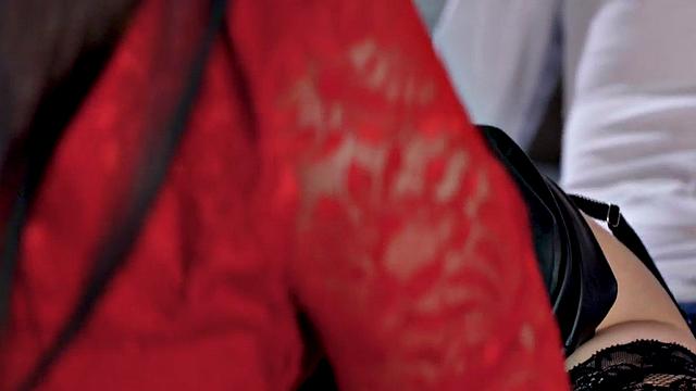 Teasing MILF showcases lap dance skills before fucking