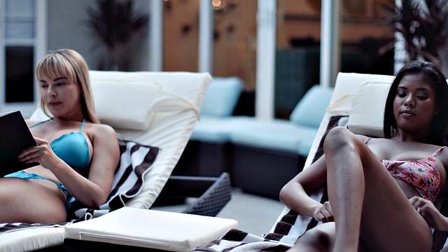 черная лесби пальчиком и языком доводит сочную милфу