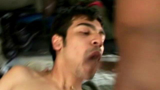 трое парней устроили жаркую тусовку в фургоне