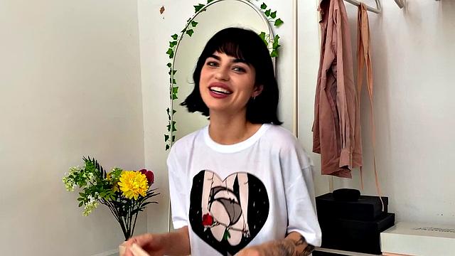 Одержимая брюнетка жестко трахается игрушками перед зеркалом