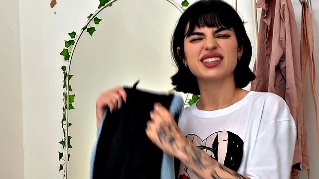 Одержимая брюнетка жестко трахается игрушками перед зеркалом