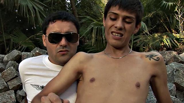 Брутальный военный трахает худого твинка голым членом на свежем воздухе до мощного конча