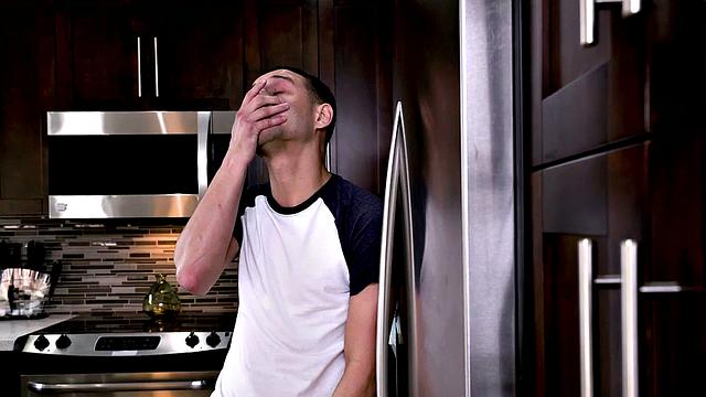 пышная мачеха в белье получает крепкий трах от пасынка прямо на кухне