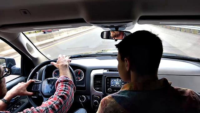 отчим трахает взрослого пасынка на обочине в лесу