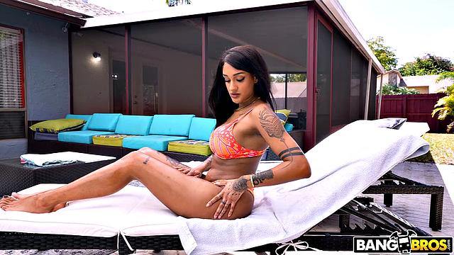 Зоя Синн сходу получает огромный член от Brickzilla на всю катушку, пока никто не мешает им дома.