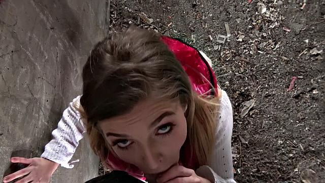 Британка Рианнон Райдер раздвигает ноги под мостом в Праге