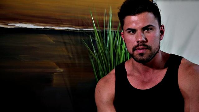 Ripped stud wanking in close up amateur action