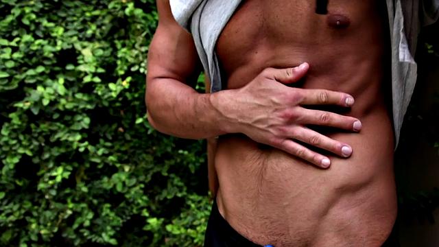 Ripped stud wanking in close up amateur action