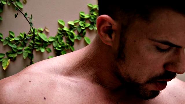 Ripped stud wanking in close up amateur action