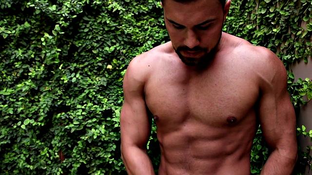 Ripped stud wanking in close up amateur action