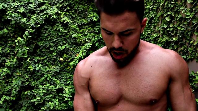 Ripped stud wanking in close up amateur action