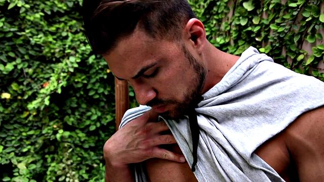 качок дрочит на камеру - тренировка для одной руки