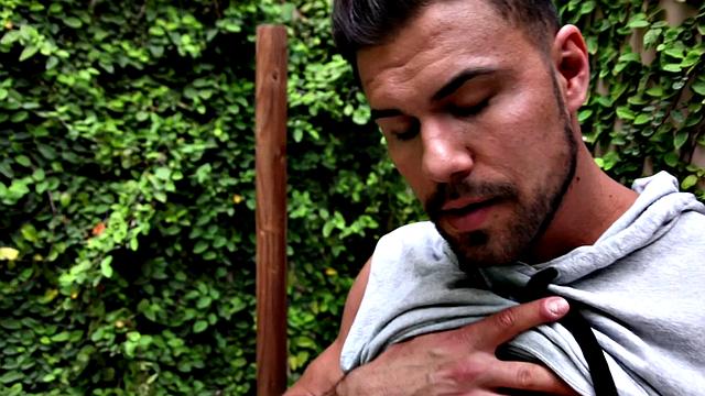 Ripped stud wanking in close up amateur action