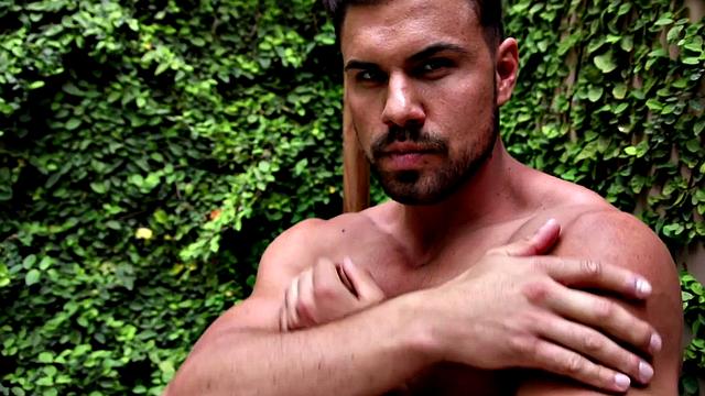 Ripped stud wanking in close up amateur action