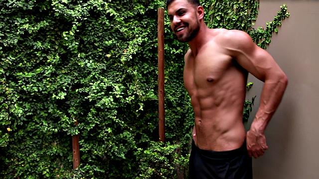 Ripped stud wanking in close up amateur action