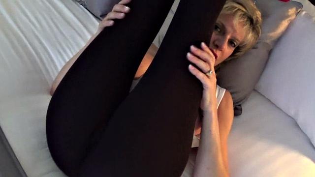 сын подруги заходит и видит меня голой в ванне