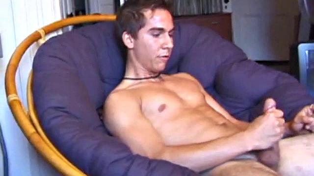 Брок дрочит жестко и кончает на камеру