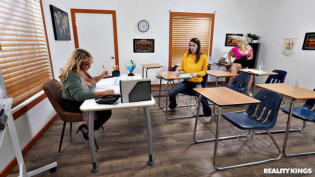 блондинка раскручивает однокурсника и жёстко скачет на его члене на парте преподавателя