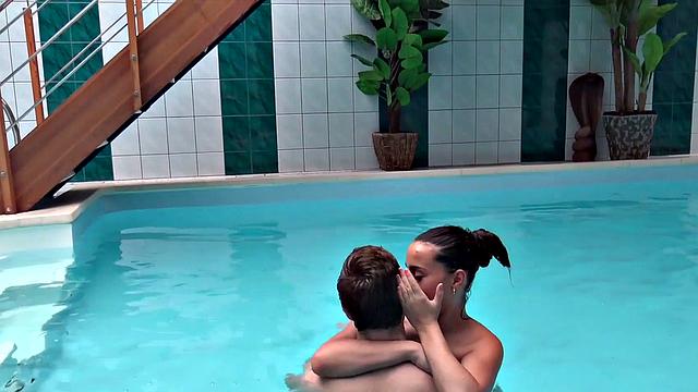 HUNT4K. Slut does her best to sta yat spa with her bf