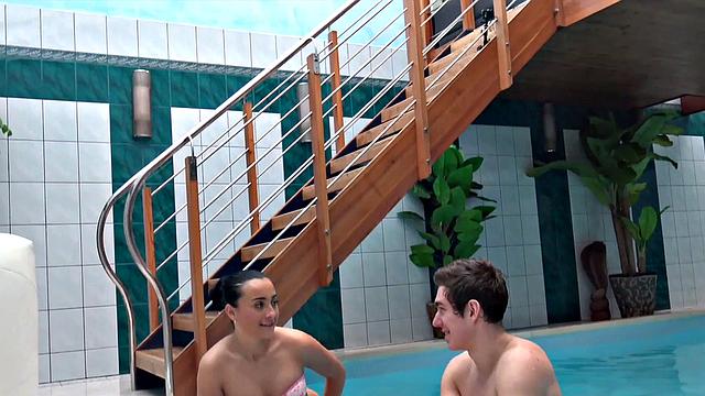 HUNT4K. Slut does her best to sta yat spa with her bf