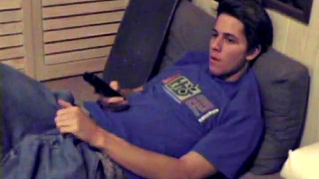 Джейден дрочит в боксёрах под шумное гетеро-порно